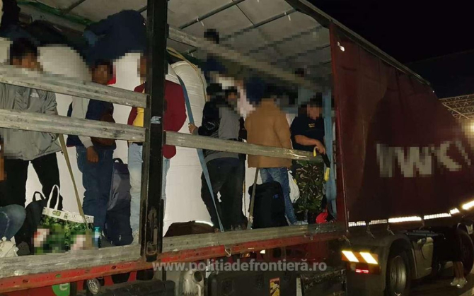 Trei camioane, oprite la frontiera cu Ungaria. Zeci de cetăţeni străini, depistaţi de câinii de serviciu. Sursa foto: politia de frontiera