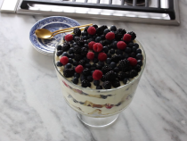 Desert englezesc cu fructe la pahar. O delicatesă care se prepară în 10 minute! / Foto: Captură video youtube