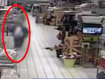 Italia. Atacul din supermarketul din Milano a fost filmat. Ucigașul înjunghia oameni la întâmplare. Sursa foto: captura video
