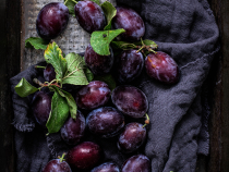 De ce trebuie să consumi prune uscate? Pot preveni una dintre cele mai întâlnite boli la femei, spun specialiștii / Foto: Unsplash