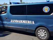 Român, săltat de jandarmi, după ce a ameninţat trecătorii de pe o stradă cu un satâr 