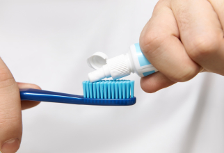 Ține un tub de pastă de dinți în sertarul cu tacâmuri: Trucul la care recurgeau și bunicile noastre a revenit în actualitate