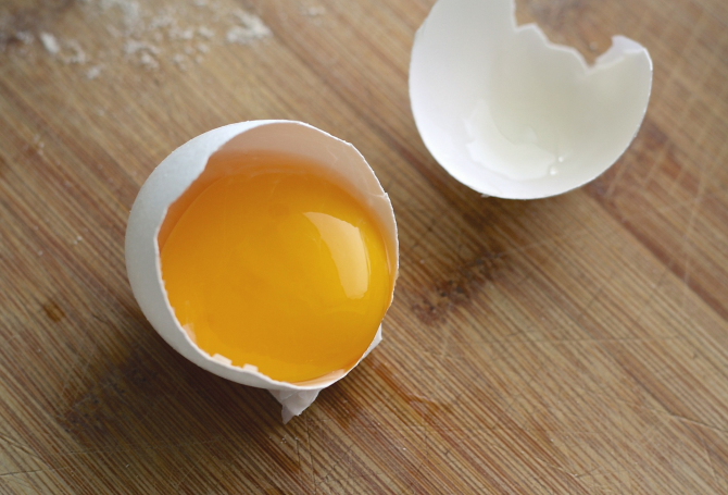Amestecă glicerină cu gălbenuș de ou: Trucul cu care bunicile noastre scăpau de petele dificile de pe haine sau fețele de masă