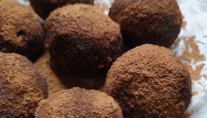 „Cartofi” din griș cu pudră de cacao, fără cuptor! Un dulce delicios din câteva mișcări FOTO: captură video YouTube @Cooking Four
