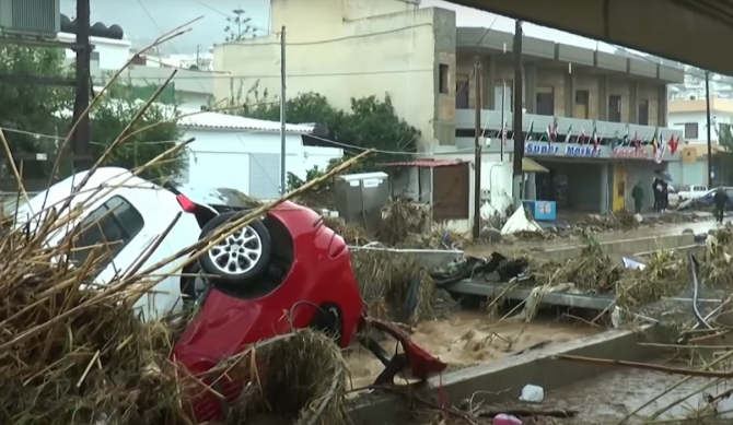 Infern în Creta. Inundațiile severe au făcut ravagii, marea a înghițit plajele: Cel puțin două persoane și-au pierdut viața - VIDEO