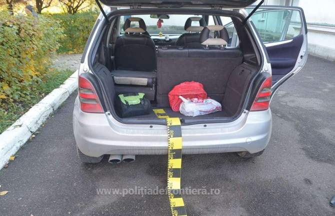 Invenția unui șofer, descoperită de polițiștii de frontieră, ce ascundea bărbatul un podeaua automobilului. Sursa foto: Politia de frontiera