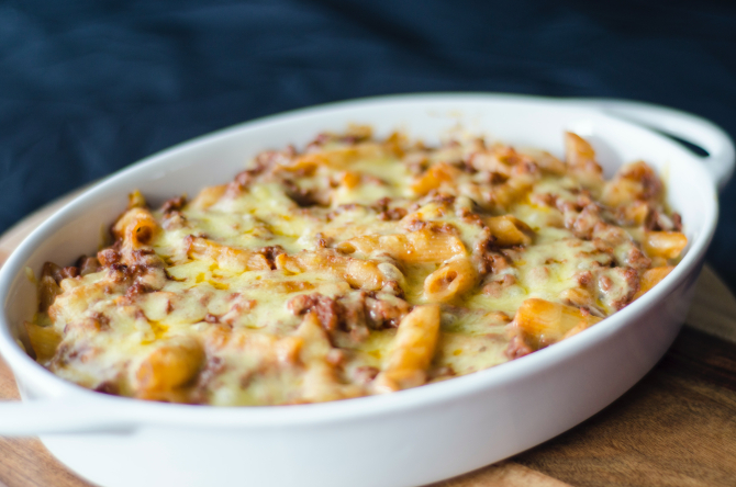 Macaroane cu brânză și cartofi. Celebrul mac 'n' cheese este mai delicios cu aceste ingrediente. O rețetă simplă și delicioasă