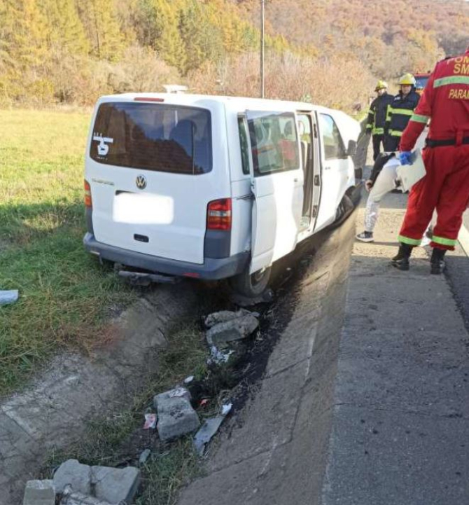 Microbuz cu nouă români, între care 7 copii, s-a răsturnat într-un şanţ. Sursa: ISU Mures
