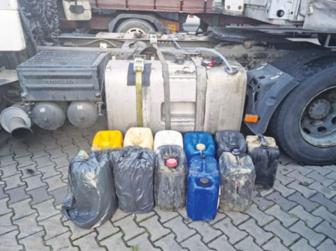 Trei români au furat 700 de litri de motorină și unelte dintr-un depozit din Spania. Bărbațiii sunt suspecți și de alte infracțiuni