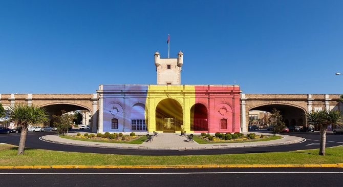 Drapelul României va fi proiectat pe la Puertas de Tierra, zidul de intrare în orașul Cádiz, de 1 decembrie, pentru românii din Spania / Foto: Captură video youtube