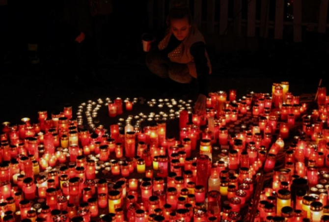 Şapte ani de la Colectiv, tragedia care a îngenuncheat România. Slujbe la Biserică și în faţa fostului club 