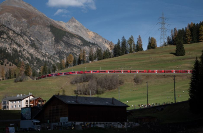 Tren de 2 kilometri, construit de Elveția. Cele 100 de vagoane au străbătut un traseu spectaculos 
