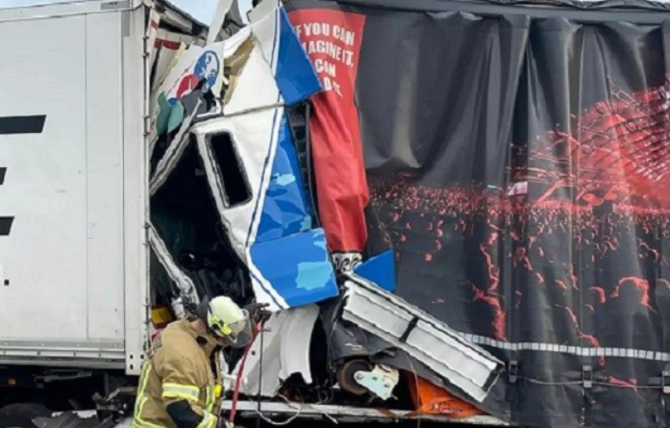 Un șofer român de TIR supraviețuiește ca prin minune după ce a fost prins în cabină, pe o autostradă din Germania: Trei camioane distruse. FOTO: captură forotransporteprofesional.es