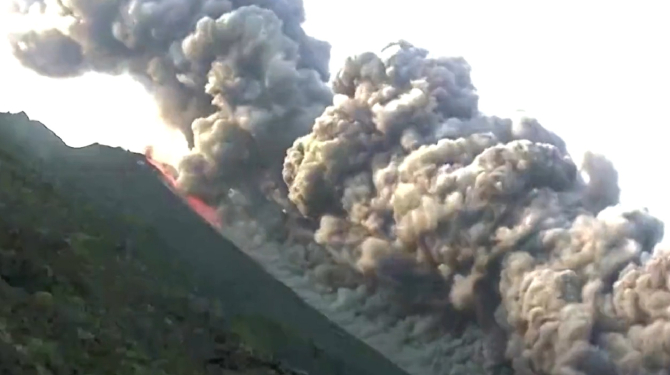 Vulcanul Stromboli a erupt, în Italia. Departamentul de Protecţie Civilă a ridicat nivelul de alertă: „Stați în case!” - VIDEO