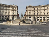 Italia. Un român, amendat după ce s-a spălat pe picioare într-o fântână arteziană din Roma