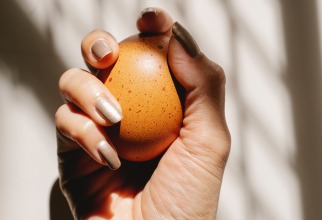 Cum să îți purifici aura energetică și să scapi de deochi cu un ou: Descântecul cu care bunicile noastre reușeau să redea starea de bine