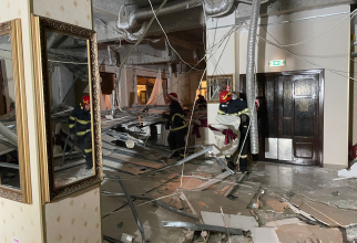 Tavan prăbușit într-un restaurant din România. A fost activat planul roșu de intervenție  100 persoane erau în local. FOTO: ISU Brăila