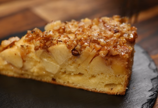 Tort delicios cu mere și nuci. Un desert atât de bun, încât nu poți rezista tentației! / Foto: Captură video youtube