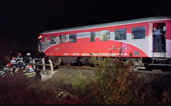 Accident feroviar grav - un tren a lovit o mașină, care s-a izbit de un cap de pod în Timiș. Sursa foto: ISU Timis
