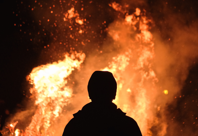 Ucraina. Nouă persoane și-au pierdut viața în flăcări, în timp ce încearcau să își încălzească locuințele după atacurile rusești / Foto: Unsplash