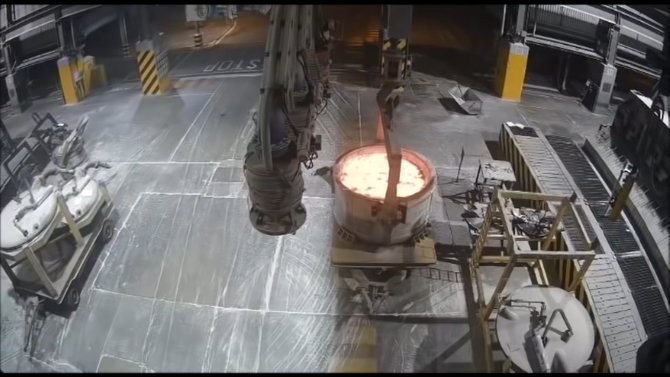 Miracol la o fabrică din Elveția. Un muncitor a supraviețuit, după ce a căzut în aluminiu topit la 720C. A luptat cu durerea și a ieșit singur afară / Foto: Captură video youtube