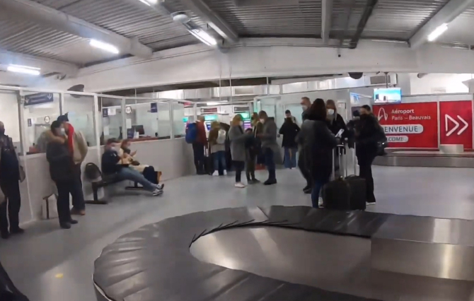 Ce-au pățit mai mulți români pe un aeroport din Paris: „Cea mai proastă experiență. Nu erau scaune, oamenii stăteau pe jos”