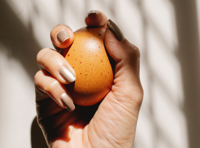 Cum să îți purifici aura energetică și să scapi de deochi cu un ou: Descântecul cu care bunicile noastre reușeau să redea starea de bine