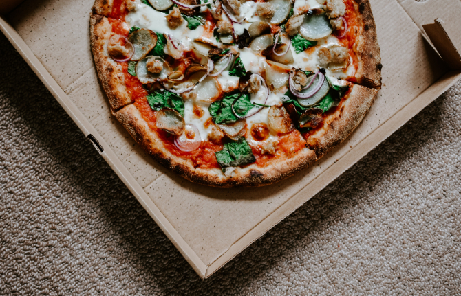 Pizza de casă, plină de legume. O rețetă simplă și perfectă pentru post / Foto: Unsplash