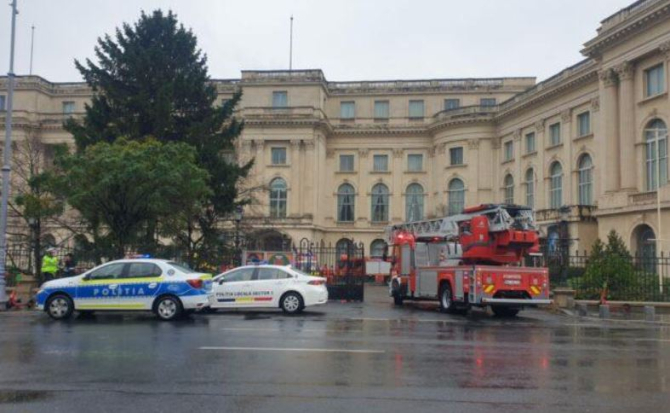 Incendiu la Palatul Regal - 150 de persoane. Sursa foto: ISU Bucuresti au fost evacuate 