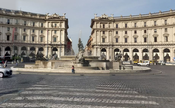 Italia. Un român, amendat după ce s-a spălat pe picioare într-o fântână arteziană din Roma