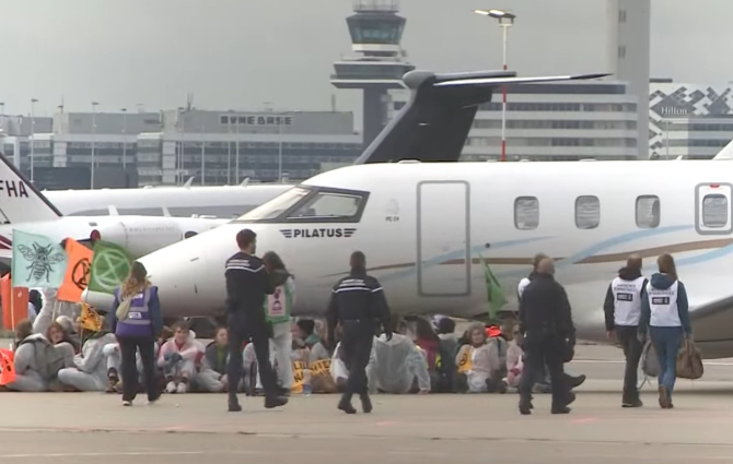 Olanda. Sute de oameni au blocat avioanele pe aeroportul Schiphol: S-au așezat în fața roților. Peste 100 de persoane arestate - VIDEO