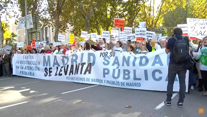 Spania. 10.000 de angajați din spitale protestează la Madrid. "Madrid se ridică pentru sănătatea publică" / Foto: Captură video youtube