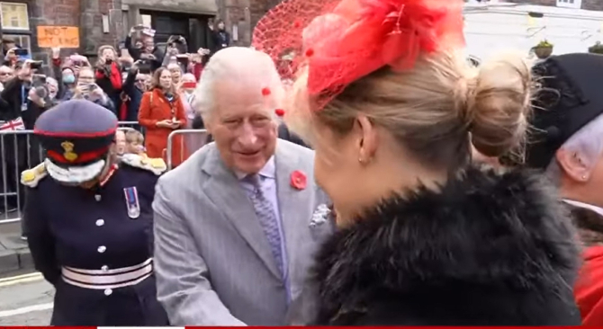 Regele Charles și regina consoartă, atacați cu ouă: Un bărbat a fost reţinut - VIDEO