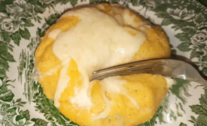 Rețeta italienească de mămăligă. Câteva trucuri simple ca să obții cea mai delicioasă și cremoasă mămăligă. FOTO: captură video YouTube @Irina Condurat's kitchen