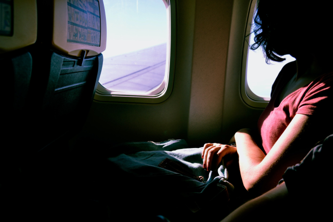 O femeie a dezvăluit secretul ei de răzbunare atunci când oamenii își înclină scaunele la maxim în avion. Vei muri de râs / Foto: Unsplash