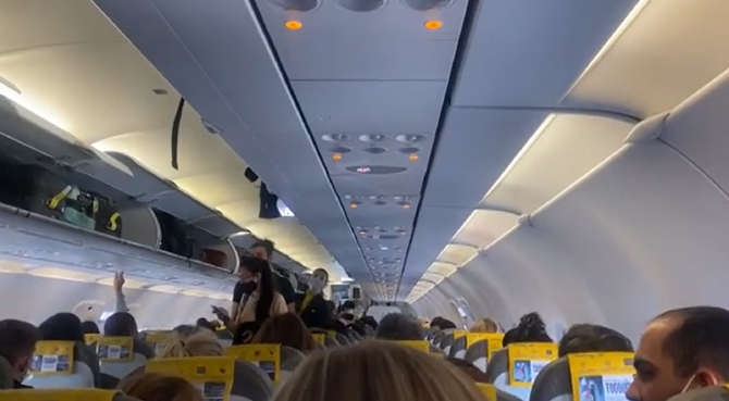 Spania. Momentul în care un pilot își avertizează pasagerii despre racheta chineză: „Ne trece deasupra capului chiar acum” - VIDEO