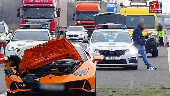 Ungaria. Lamborghini, înmatriculat în România, făcut praf într-un accident cu un microbuz pe autostradă. Sursa foto - delmagyar.hu 