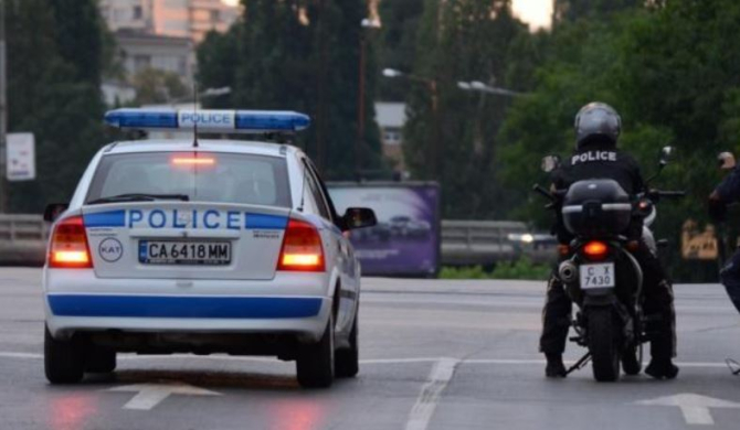 Autocar, plin cu migrați, reținut în Bulgaria. Doi români au fost arestaţi. Sursa foto: radioenergy.bg