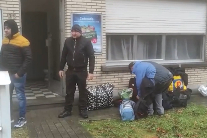 „Întoarceți-vă acasă!” Cei patru muncitori români din Belgia, scoși în stradă cu bagajele, în ploaie: „După ce primim banii promiși, plecăm” FOTO: captură video gva.be 