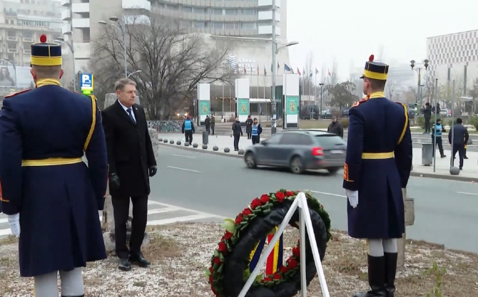 Klaus Iohannis a depus o coroană de flori în memoria victimelor Revoluţiei din 1989