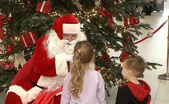 Moș Crăciun, surprins pe aeroportul Otopeni: „E foarte drăguţ, foarte drăguţ pentru copii”