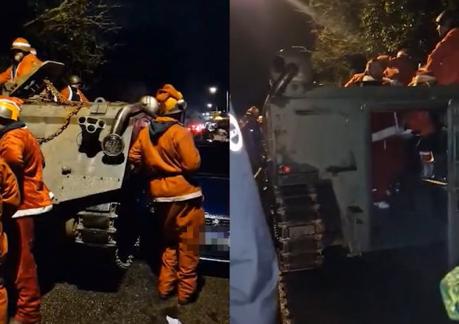 Mai mulți Moși Crăciuni "beți" au provocat haos după ce au rămas blocați într-un tanc pe un drum îngust din sat / Foto: Captură video youtube