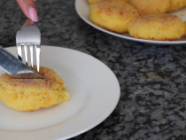 Chiftele din porumb cu brânză: Fragede, aromate și foarte gustoase. Încearcă chiar astăzi această rețetă simplă și rapidă! FOTO: captură video YouTube @ Nataliya Mashika