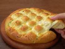 Pâine umplută cu mozzarella, usturoi și ierburi aromate - atât de gustoasă, încât nu îi poți rezista / Foto: Captură video youtube