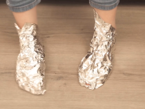 Înfășoară-ți picioarele în folie de aluminiu și câteva ore mai târziu vei avea acest rezultat! Este o idee genială! / Foto: Captură video youtube