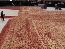 Recordul mondial de cea mai mare pizza a fost doborât cu o nouă monstruozitate / Foto: Captură video youtube