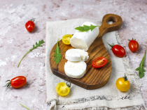 Rețetă de brânză proaspătă de casă din doar patru ingrediente: Se mănâncă până la ultima bucățică! 