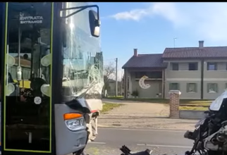 Italia. Un autobuz școlar a intrat frontal într-un autocar BusItalia. Șoferul decedat abia lăsase elevii la școală / Foto: Captură video youtube
