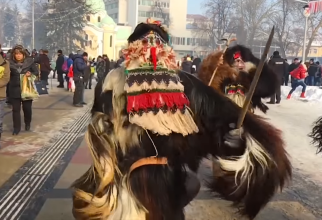 Bulgarii se feresc de spiritele rele în cadrul unui festival străvechi de iarnă / Foto: Captură video youtube