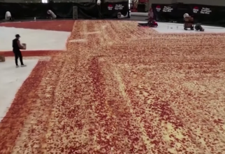 Recordul mondial de cea mai mare pizza a fost doborât cu o nouă monstruozitate / Foto: Captură video youtube